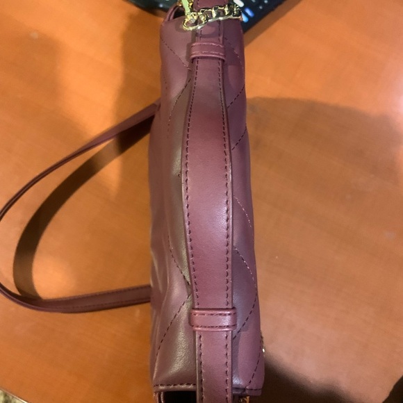 Chic Quilted Crossbody Bag in Burgundy - Picture 8 of 10
